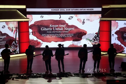 Cara Gitaris dan Pelukis Bantu Penyintas Bencana Sumatera