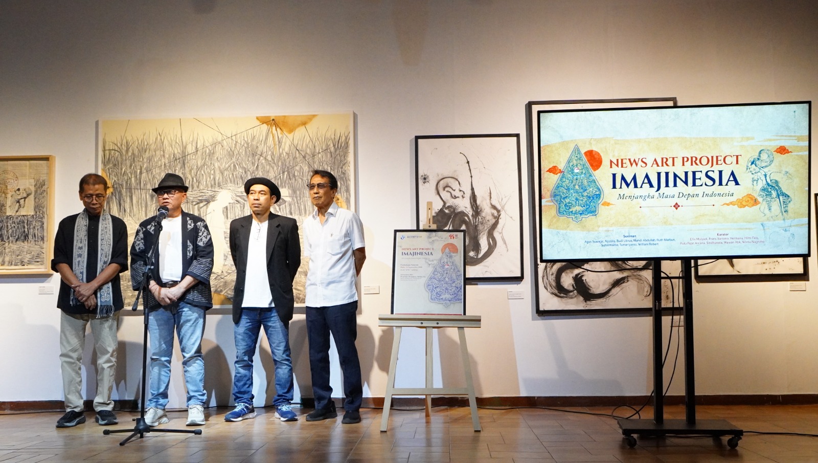 Pengantar Kuratorial oleh Putu Fajar Arcana (kedua dari kiri) bersama Frans Sartono (kiri), Himi Faiq (kedua dari kanan), dan Efix Mulyadi (kanan)