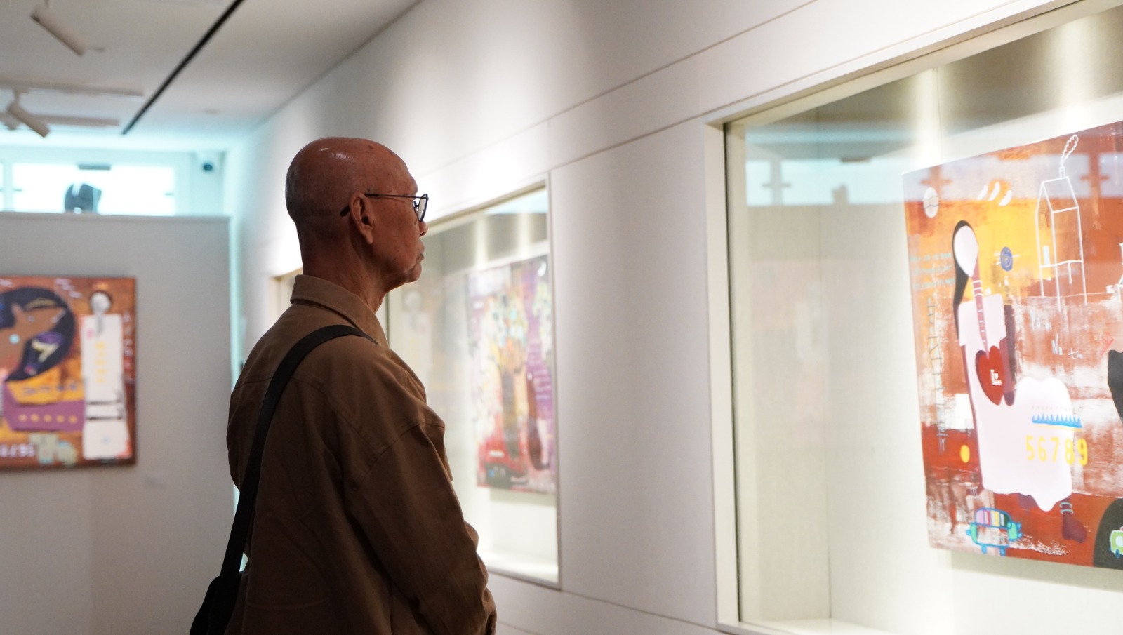  Pengunjung Melihat Suasana Pameran Nothing