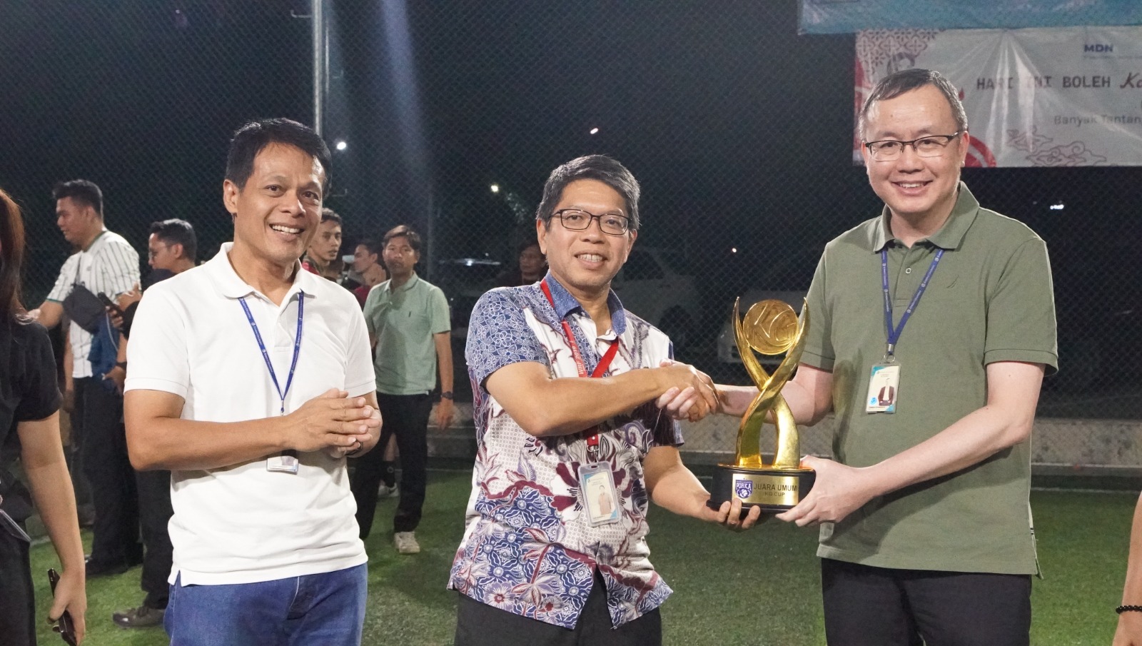  Corporate Secretary KG Thomas Athanasius (kanan) menyerahkan Piala KG CUP 2026 kepada KG Manufacture Group Director Hari Susanto (tengah) yang mewakili GOMAN sebagai Juara Umum, didampingi Ketua PORKA KG FX Endri Harmanto