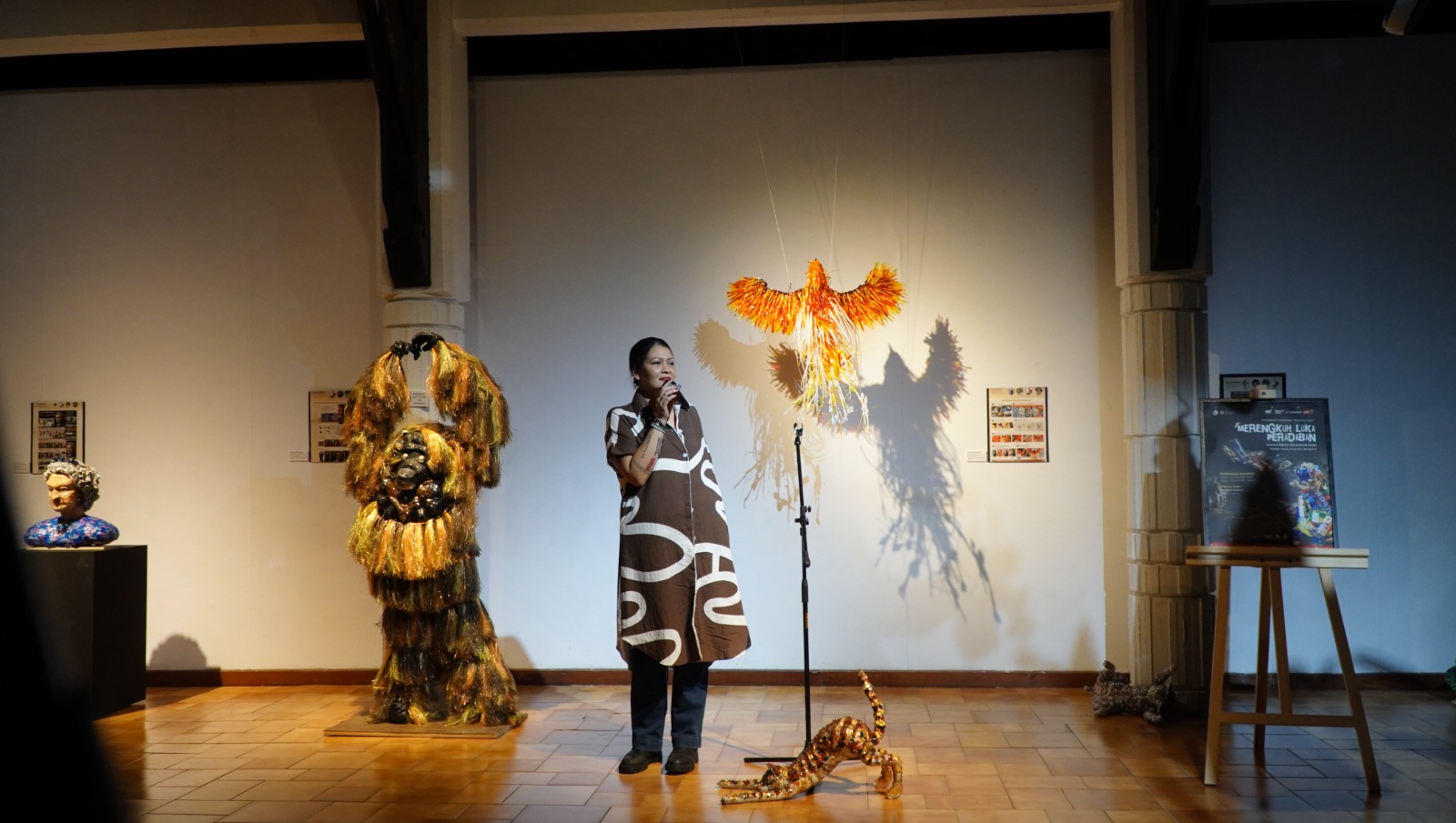  Melanie Subono memberikan sambutan dan meresmikan pameran recycle art
