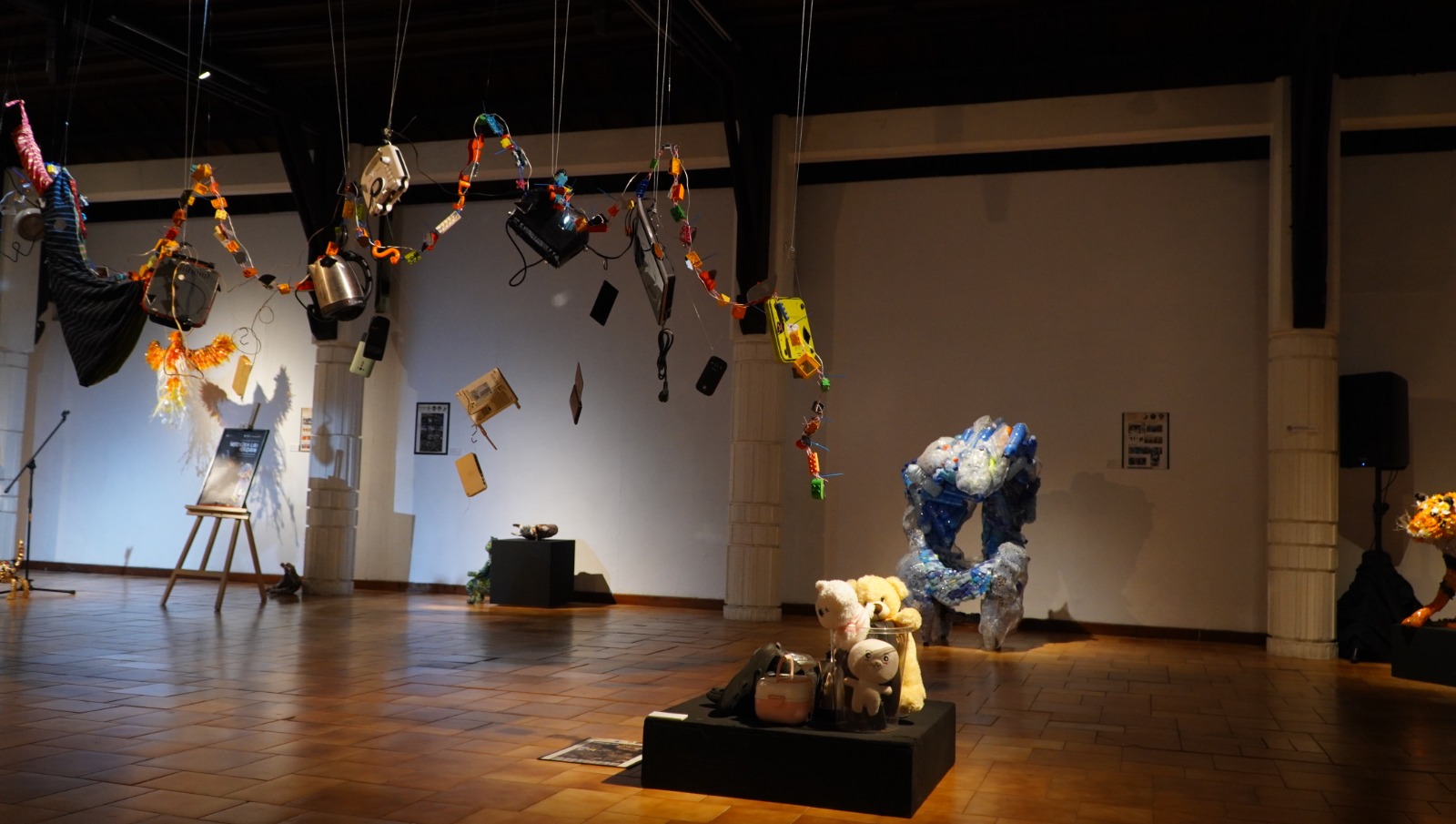  Suasana pameran recycle art "Merengkuh Luka Peradaban"